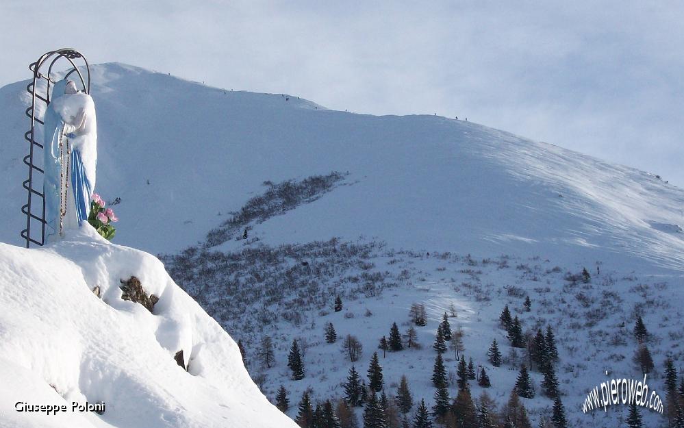 02 dalla Madonnina in Vodala  la cima del Timogno affollata!  .jpg